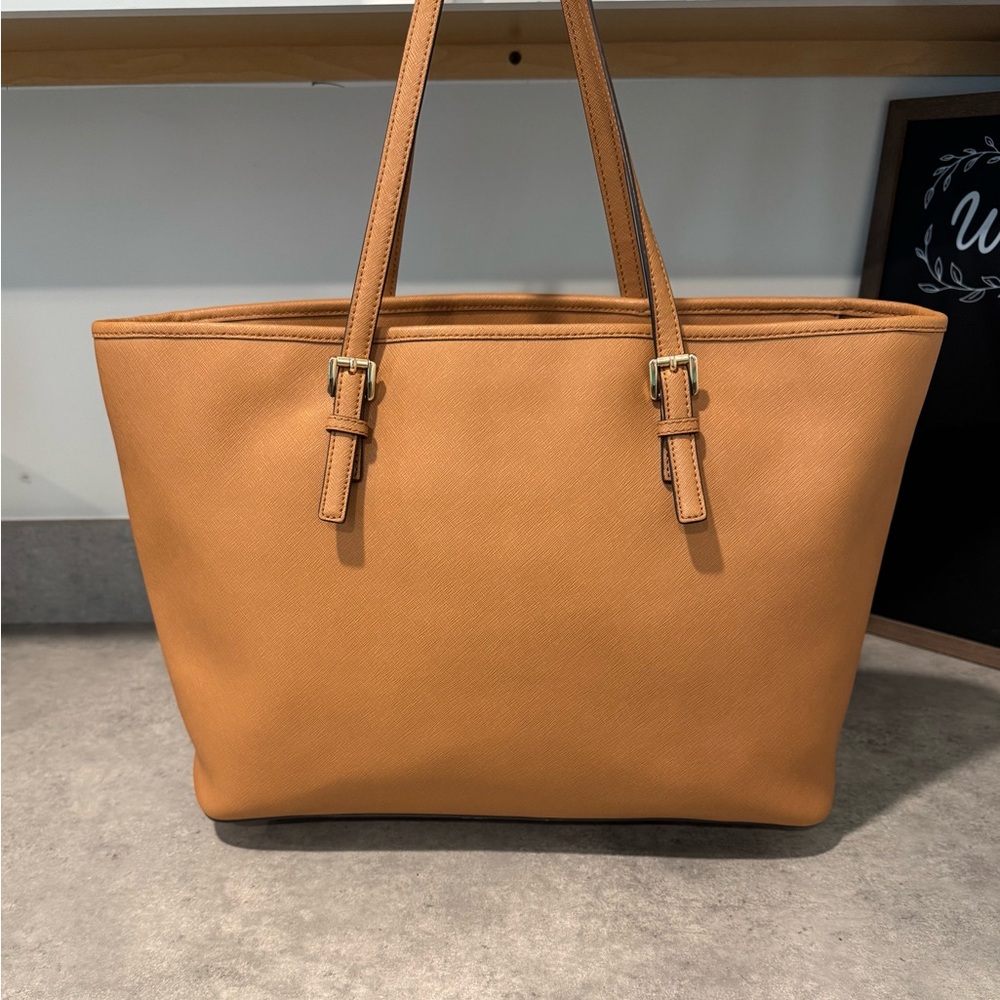 Michael Kors Jet Set Zip Top Tote Bag! Preowned!! - Picture 2 of 12